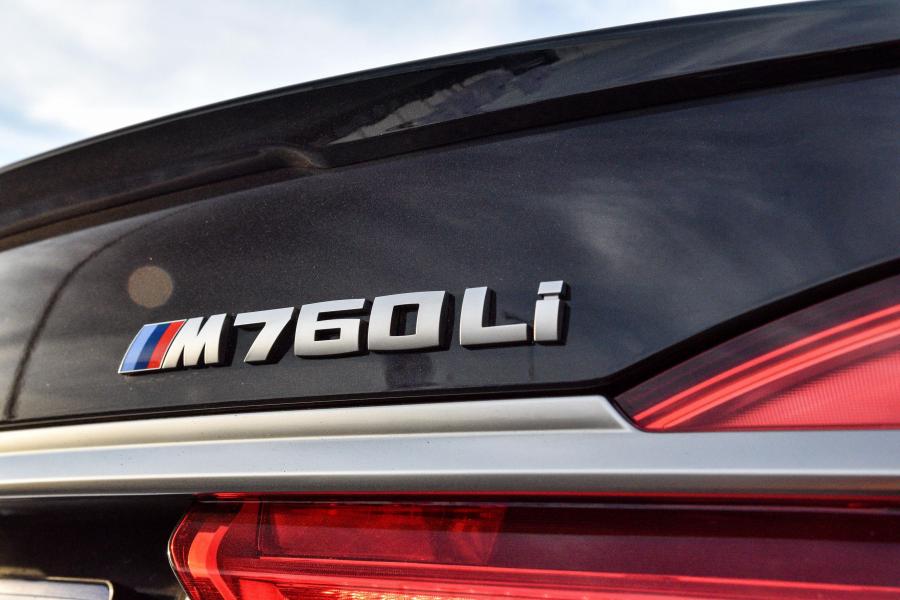 Логотип BMW M760Li xDrive 2017 года  (ZA) (фото 16 из 21)